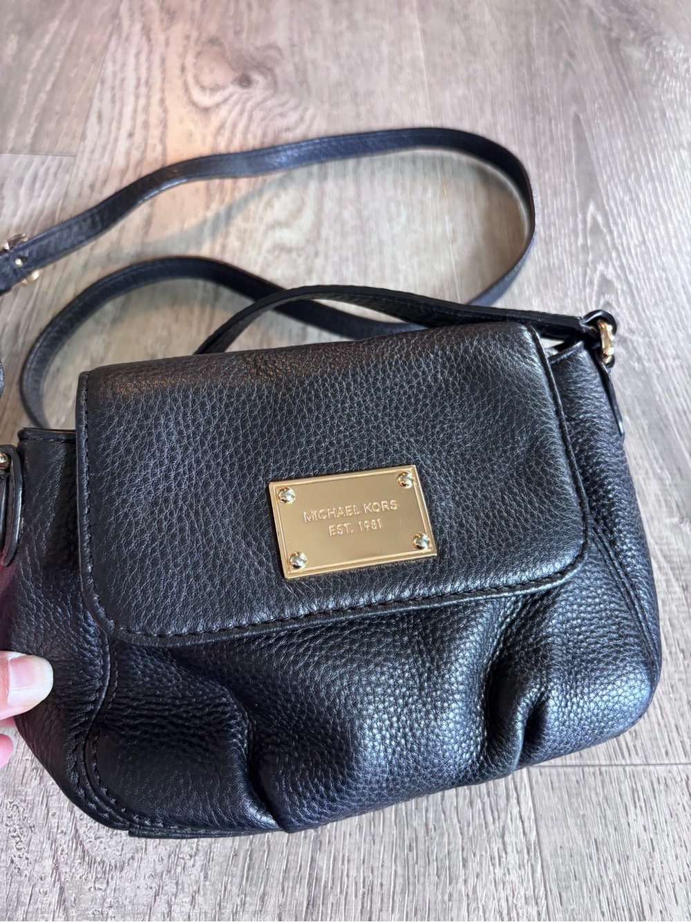 Michael Kors Black jet set  Leather Crossbody with Gold Plaque
